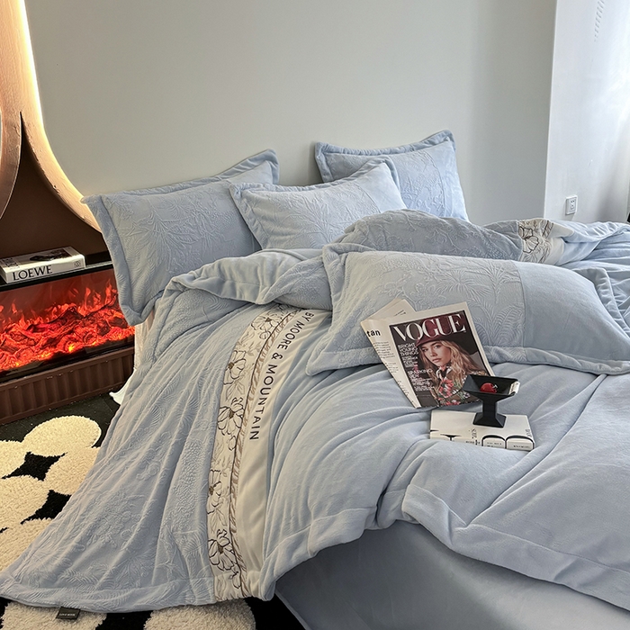 91家纺网 家纺一手货源 找家纺 居易简 2025新款法式轻奢全消光牛奶绒雕花拼接刺绣四件套-丛林猎豹（含无纺布包装） 丛林猎豹-慕斯蓝