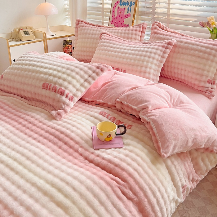 91家纺网 家纺一手货源 找家纺 居易简 2025秋冬新款牛奶绒泡泡绒印花卡通花卉兔毛单被套 粉色空间