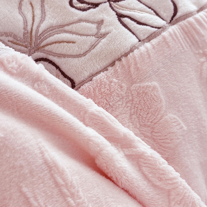 91家纺网 家纺一手货源 找家纺 居易简 2025新款法式轻奢全消光牛奶绒雕花拼接刺绣四件套-丛林猎豹（含无纺布包装） 丛林猎豹-奶油粉