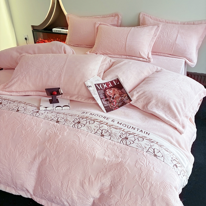 91家纺网 家纺一手货源 找家纺 居易简 2025新款法式轻奢全消光牛奶绒雕花拼接刺绣四件套-丛林猎豹（含无纺布包装） 丛林猎豹-奶油粉