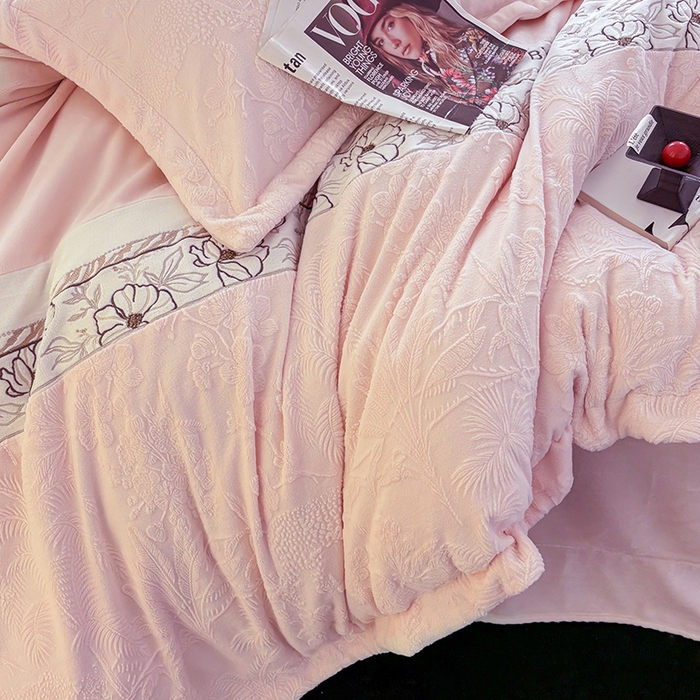 91家纺网 家纺一手货源 找家纺 居易简 2025新款法式轻奢全消光牛奶绒雕花拼接刺绣四件套-丛林猎豹（含无纺布包装） 丛林猎豹-奶油粉