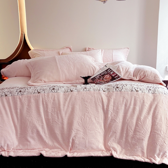 91家纺网 家纺一手货源 找家纺 居易简 2025新款法式轻奢全消光牛奶绒雕花拼接刺绣四件套-丛林猎豹（含无纺布包装） 丛林猎豹-奶油粉