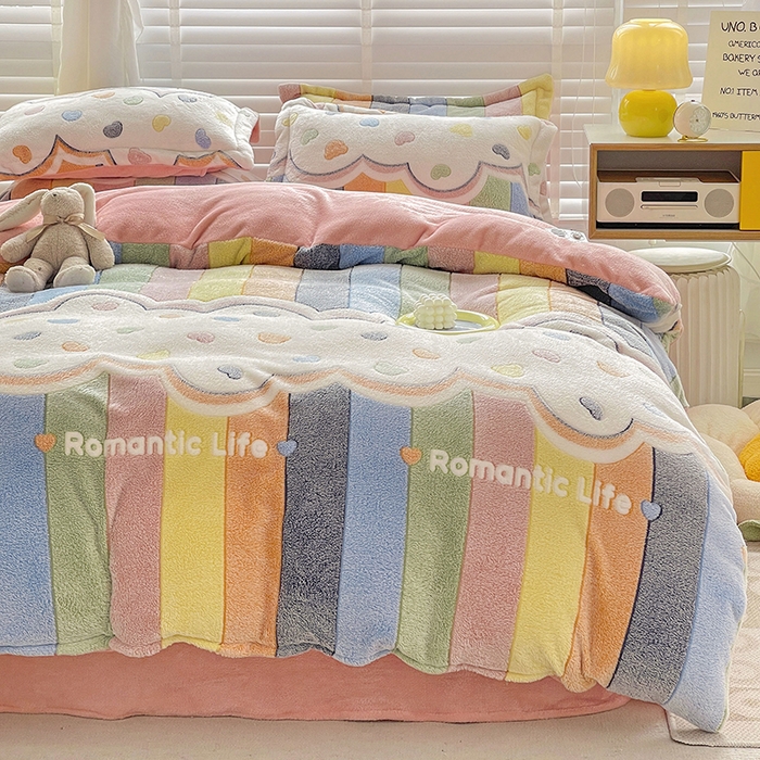 91家纺网 家纺一手货源 找家纺 居易简 2025秋冬新品立体雪花绒单被套牛奶绒法莱绒雕花绒兔毛卡通四件套学生季四件套 爱心彩虹