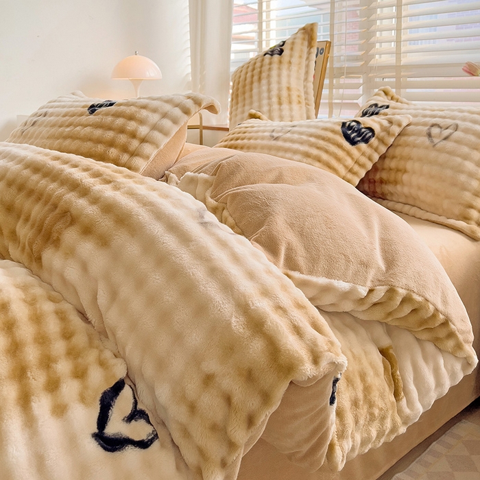 91家纺网 家纺一手货源 找家纺 居易简 2025秋冬新款牛奶绒泡泡绒印花卡通花卉兔毛单被套 爱心泡泡-咖