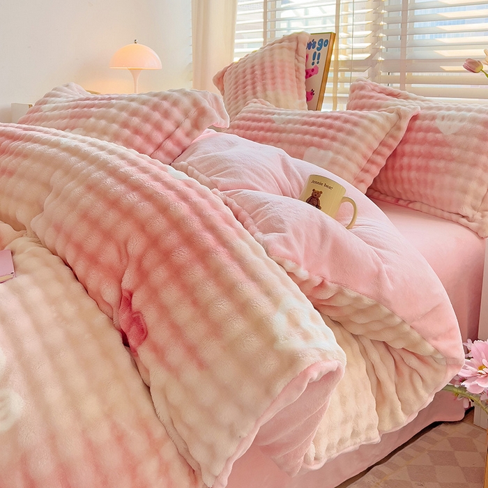 91家纺网 家纺一手货源 找家纺 居易简 2025秋冬新款牛奶绒泡泡绒印花卡通花卉兔毛单被套 爱心泡泡粉