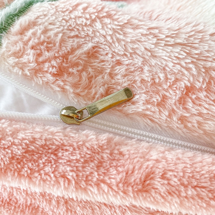 91家纺网 家纺一手货源 找家纺 居易简 2025秋冬新品立体雪花绒单被套牛奶绒法莱绒雕花绒兔毛卡通四件套学生季四件套 爱蔓