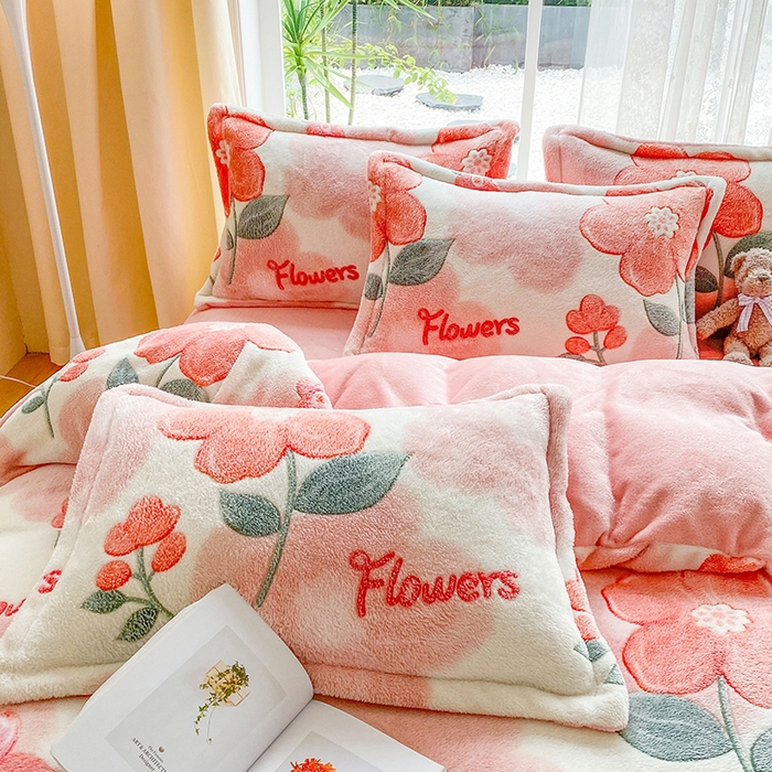 91家纺网 家纺一手货源 找家纺 居易简 2025秋冬新品立体雪花绒单被套牛奶绒法莱绒雕花绒兔毛卡通四件套学生季四件套 爱蔓