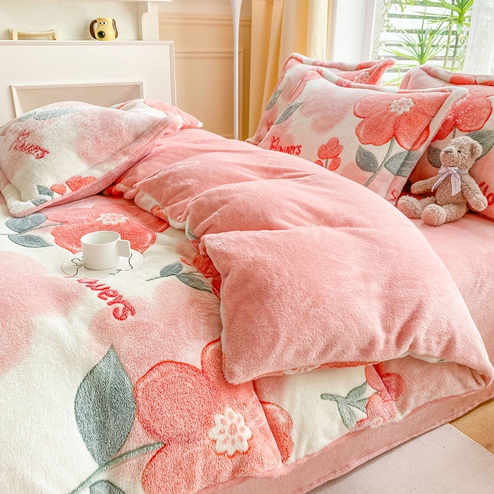 91家纺网 家纺一手货源 找家纺 居易简 2025秋冬新品立体雪花绒单被套牛奶绒法莱绒雕花绒兔毛卡通四件套学生季四件套 爱蔓