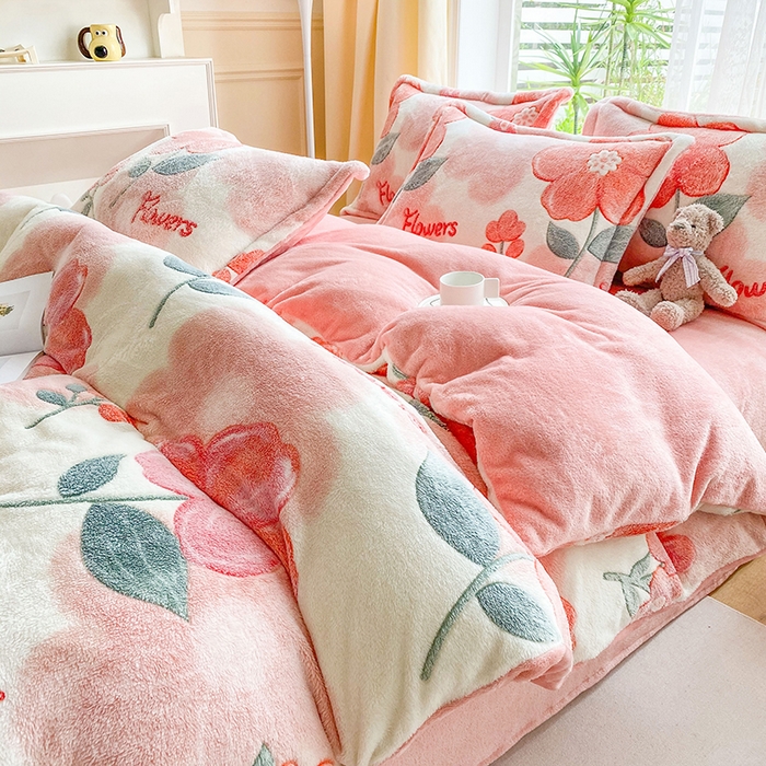 91家纺网 家纺一手货源 找家纺 居易简 2025秋冬新品立体雪花绒单被套牛奶绒法莱绒雕花绒兔毛卡通四件套学生季四件套 爱蔓