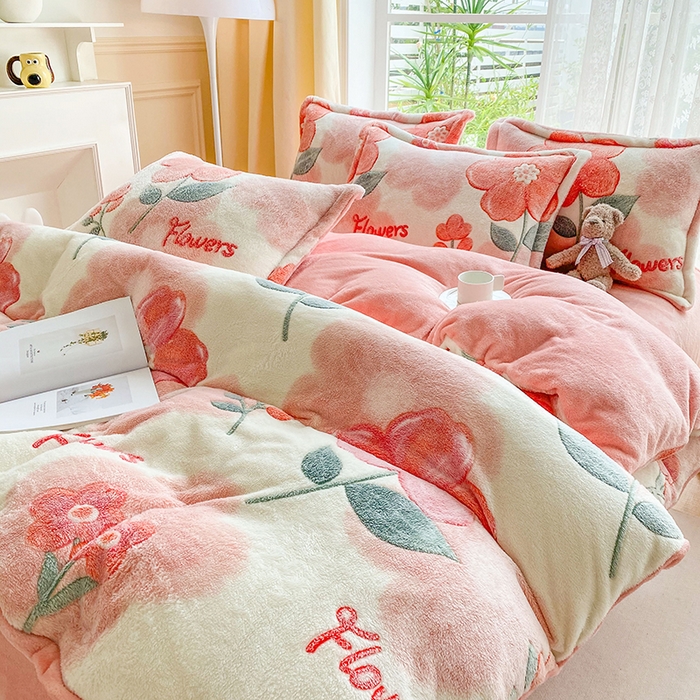 91家纺网 家纺一手货源 找家纺 居易简 2025秋冬新品立体雪花绒单被套牛奶绒法莱绒雕花绒兔毛卡通四件套学生季四件套 爱蔓