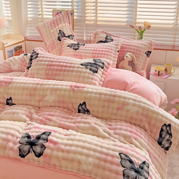 91家纺网 家纺一手货源 找家纺 居易简 2025秋冬新款牛奶绒泡泡绒印花卡通花卉兔毛单被套 蝴蝶-粉