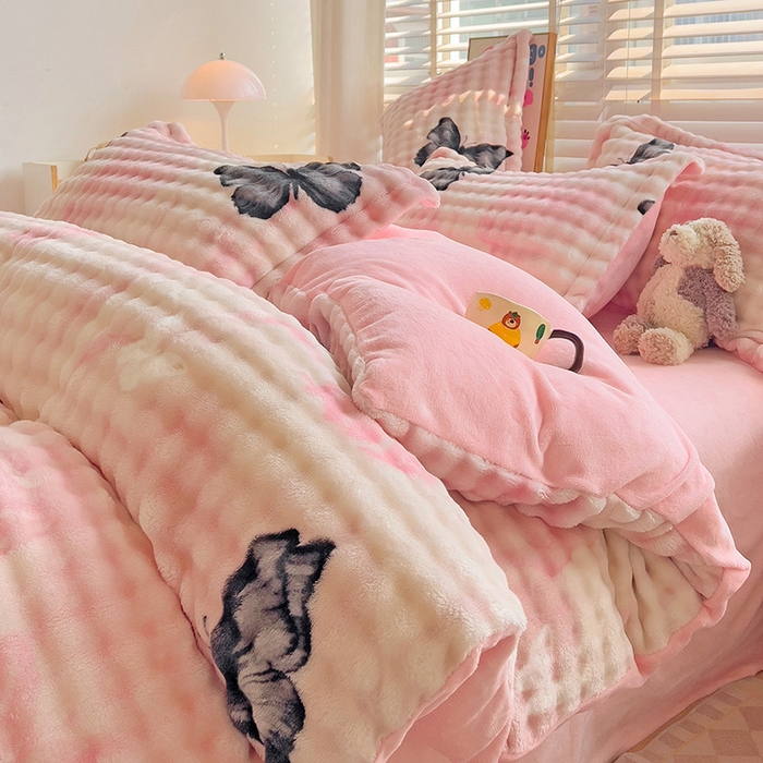 91家纺网 家纺一手货源 找家纺 居易简 2025秋冬新款牛奶绒泡泡绒印花卡通花卉兔毛单被套 蝴蝶-粉