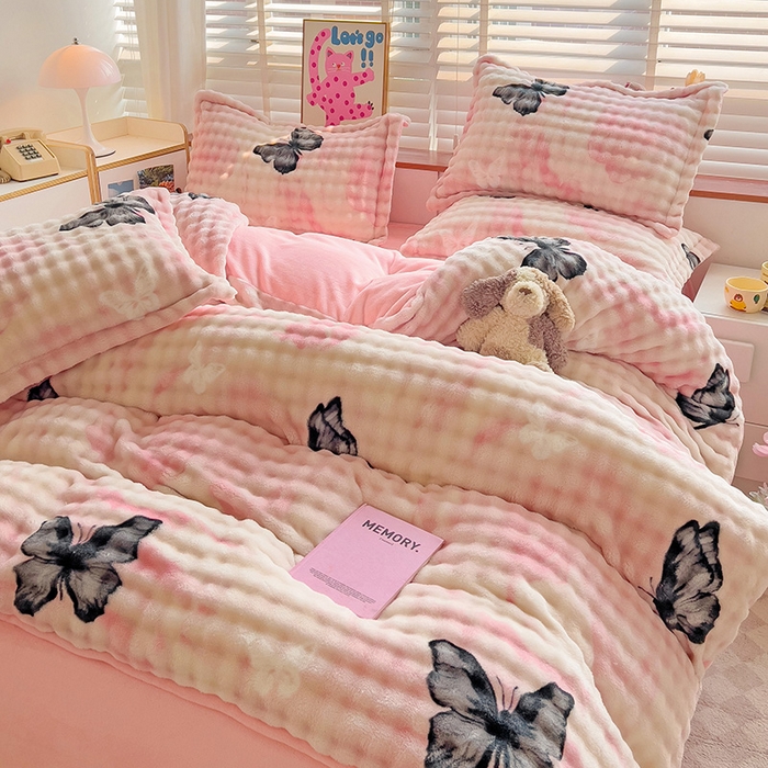 91家纺网 家纺一手货源 找家纺 居易简 2025秋冬新款牛奶绒泡泡绒印花卡通花卉兔毛单被套 蝴蝶-粉