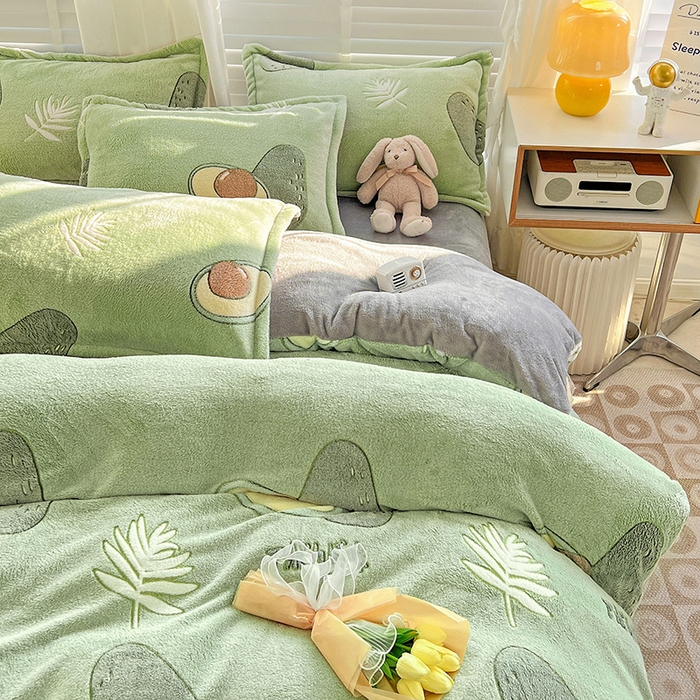 91家纺网 家纺一手货源 找家纺 居易简 2025秋冬新品立体雪花绒单被套牛奶绒法莱绒雕花绒兔毛卡通四件套学生季四件套 爱心牛油果