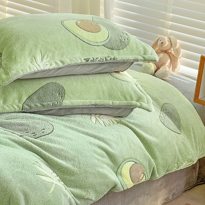 91家纺网 家纺一手货源 找家纺 居易简 2025秋冬新品立体雪花绒单被套牛奶绒法莱绒雕花绒兔毛卡通四件套学生季四件套 爱心牛油果