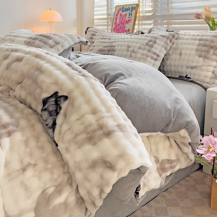 91家纺网 家纺一手货源 找家纺 居易简 2025秋冬新款牛奶绒泡泡绒印花卡通花卉兔毛单被套 蝴蝶灰