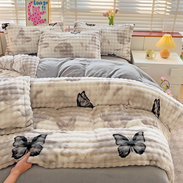 91家纺网 家纺一手货源 找家纺 居易简 2025秋冬新款牛奶绒泡泡绒印花卡通花卉兔毛单被套 蝴蝶灰