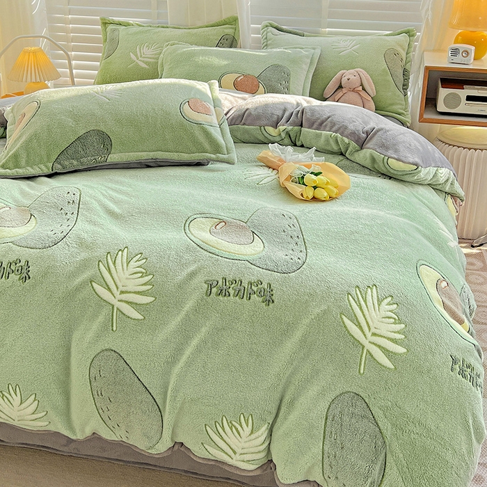 91家纺网 家纺一手货源 找家纺 居易简 2025秋冬新品立体雪花绒单被套牛奶绒法莱绒雕花绒兔毛卡通四件套学生季四件套 爱心牛油果