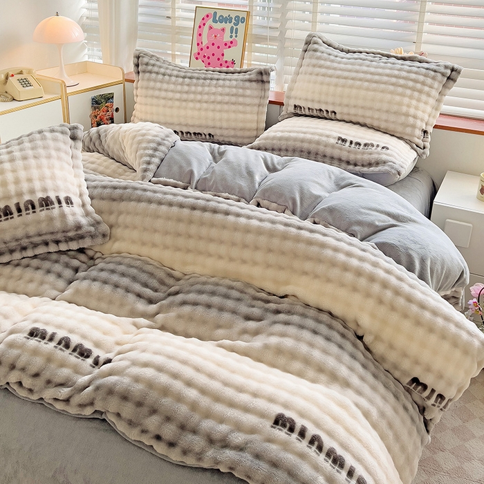 91家纺网 家纺一手货源 找家纺 居易简 2025秋冬新款牛奶绒泡泡绒印花卡通花卉兔毛单被套 灰色空间