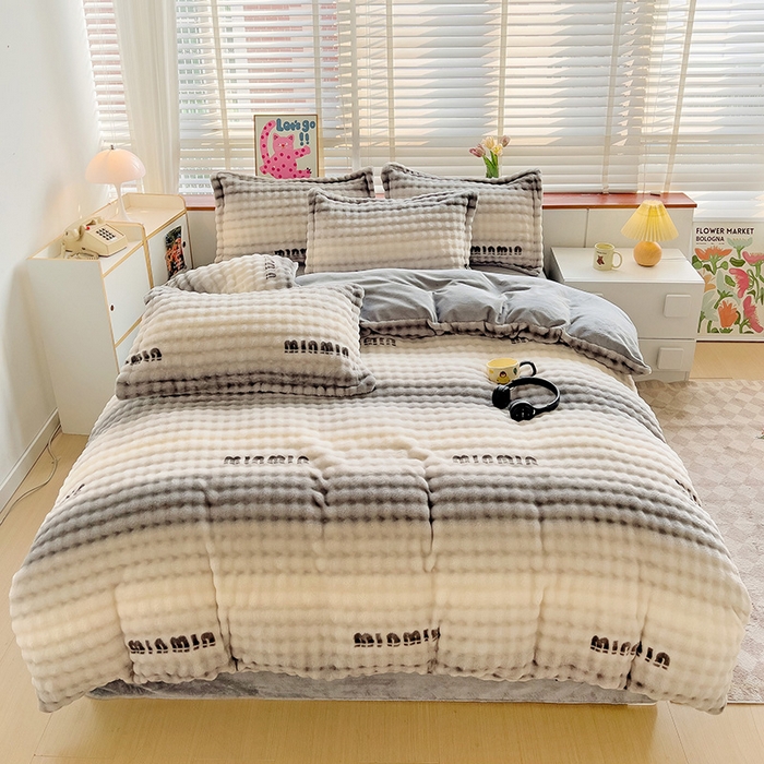 91家纺网 家纺一手货源 找家纺 居易简 2025秋冬新款牛奶绒泡泡绒印花卡通花卉兔毛单被套 灰色空间