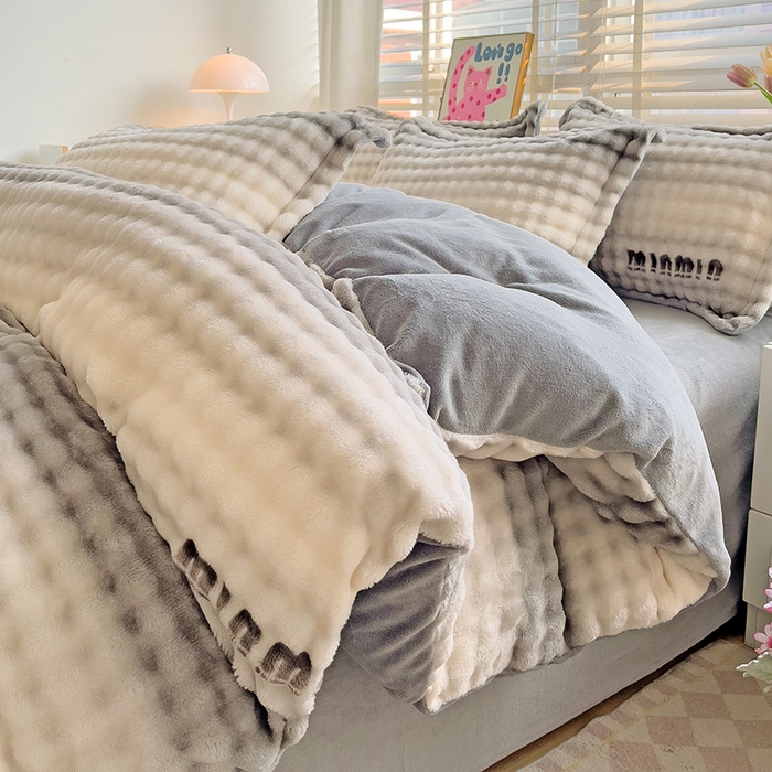 91家纺网 家纺一手货源 找家纺 居易简 2025秋冬新款牛奶绒泡泡绒印花卡通花卉兔毛单被套 灰色空间