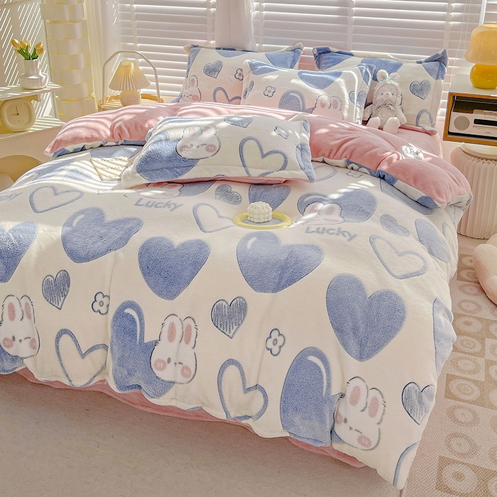 91家纺网 家纺一手货源 找家纺 居易简 2025秋冬新品立体雪花绒单被套牛奶绒法莱绒雕花绒兔毛卡通四件套学生季四件套 爱心兔