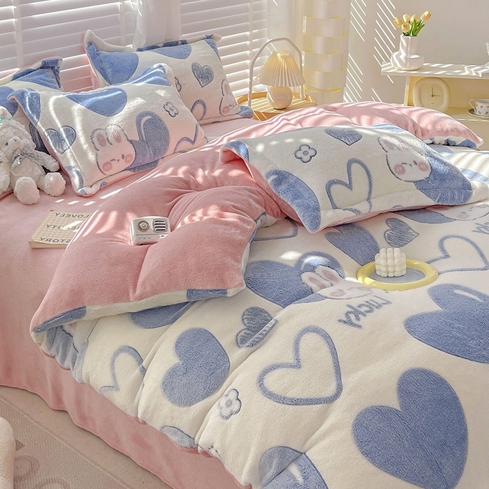 91家纺网 家纺一手货源 找家纺 居易简 2025秋冬新品立体雪花绒单被套牛奶绒法莱绒雕花绒兔毛卡通四件套学生季四件套 爱心兔