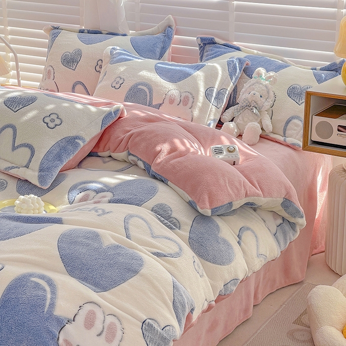 91家纺网 家纺一手货源 找家纺 居易简 2025秋冬新品立体雪花绒单被套牛奶绒法莱绒雕花绒兔毛卡通四件套学生季四件套 爱心兔