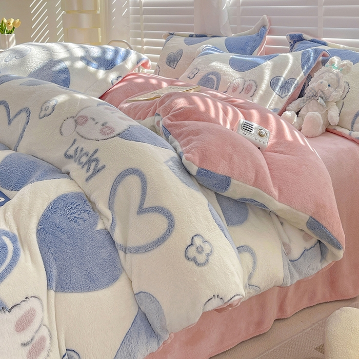 91家纺网 家纺一手货源 找家纺 居易简 2025秋冬新品立体雪花绒单被套牛奶绒法莱绒雕花绒兔毛卡通四件套学生季四件套 爱心兔