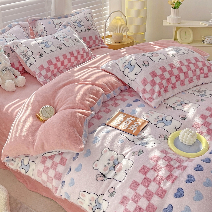 91家纺网 家纺一手货源 找家纺 居易简 2025秋冬新品立体雪花绒单被套牛奶绒法莱绒雕花绒兔毛卡通四件套学生季四件套 爱心熊