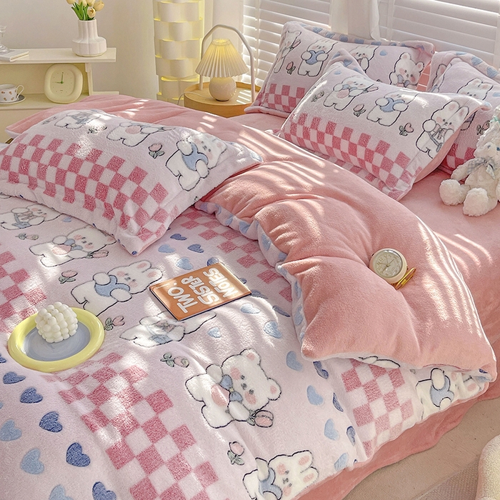 91家纺网 家纺一手货源 找家纺 居易简 2025秋冬新品立体雪花绒单被套牛奶绒法莱绒雕花绒兔毛卡通四件套学生季四件套 爱心熊