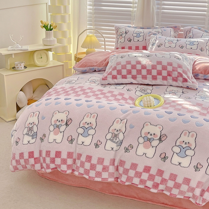 91家纺网 家纺一手货源 找家纺 居易简 2025秋冬新品立体雪花绒单被套牛奶绒法莱绒雕花绒兔毛卡通四件套学生季四件套 爱心熊