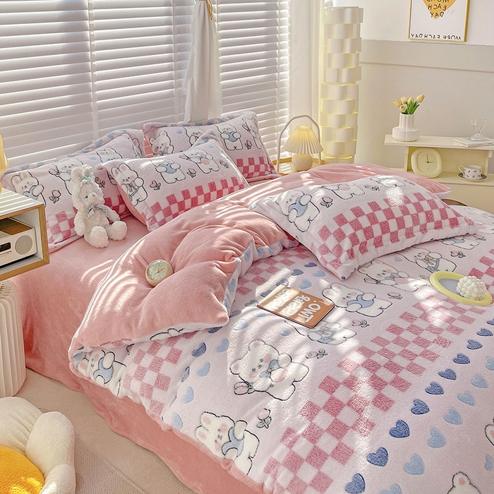 91家纺网 家纺一手货源 找家纺 居易简 2025秋冬新品立体雪花绒单被套牛奶绒法莱绒雕花绒兔毛卡通四件套学生季四件套 爱心熊