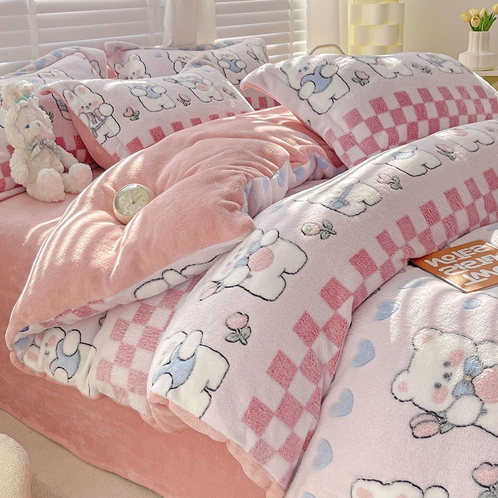 91家纺网 家纺一手货源 找家纺 居易简 2025秋冬新品立体雪花绒单被套牛奶绒法莱绒雕花绒兔毛卡通四件套学生季四件套 爱心熊