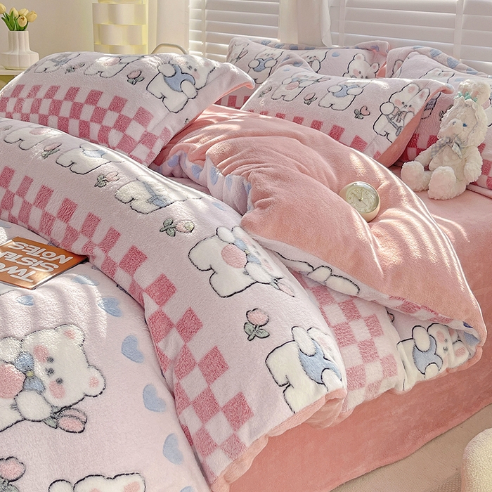 91家纺网 家纺一手货源 找家纺 居易简 2025秋冬新品立体雪花绒单被套牛奶绒法莱绒雕花绒兔毛卡通四件套学生季四件套 爱心熊