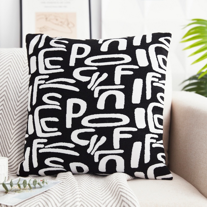 91家纺网 家纺一手货源 找家纺 新奇异 2025新款字母毛巾绣抱枕 迷宫-黑色