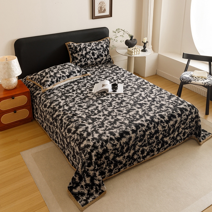 91家纺网 家纺一手货源 找家纺 悦然毛巾被 2025新款复合毯休闲兔毛绒提花印花工艺盖毯 墨影澜