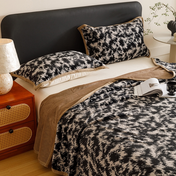 91家纺网 家纺一手货源 找家纺 悦然毛巾被 2025新款复合毯休闲兔毛绒提花印花工艺盖毯 墨影澜