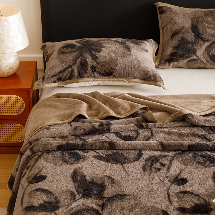 91家纺网 家纺一手货源 找家纺 悦然毛巾被 2025新款复合毯休闲兔毛绒提花印花工艺盖毯 墨花卧语