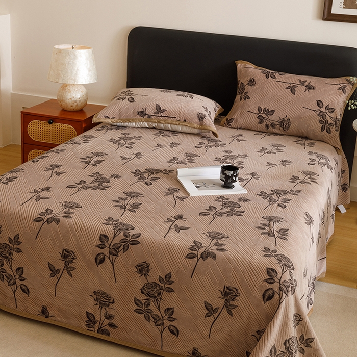 91家纺网 家纺一手货源 找家纺 悦然毛巾被 2025新款复合毯休闲兔毛绒提花印花工艺盖毯 玫瑰私语