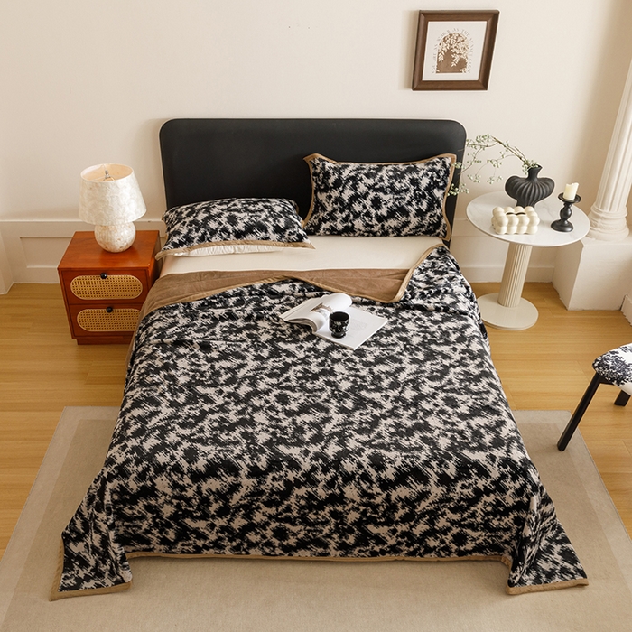 91家纺网 家纺一手货源 找家纺 悦然毛巾被 2025新款复合毯休闲兔毛绒提花印花工艺盖毯 墨影澜