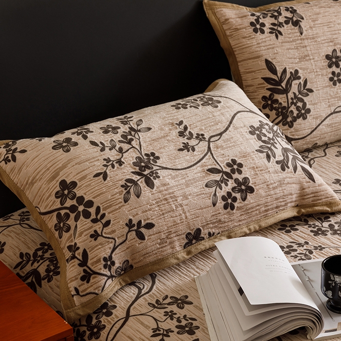 91家纺网 家纺一手货源 找家纺 悦然毛巾被 2025新款复合毯休闲兔毛绒提花印花工艺盖毯 花藤织梦