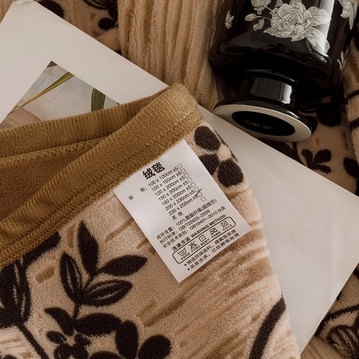91家纺网 家纺一手货源 找家纺 悦然毛巾被 2025新款复合毯休闲兔毛绒提花印花工艺盖毯 花藤织梦