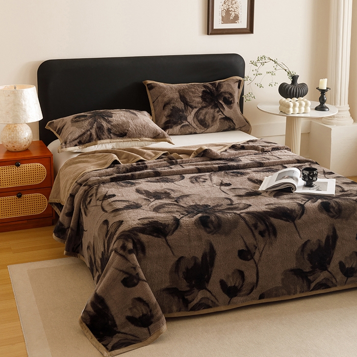 91家纺网 家纺一手货源 找家纺 悦然毛巾被 2025新款复合毯休闲兔毛绒提花印花工艺盖毯 墨花卧语