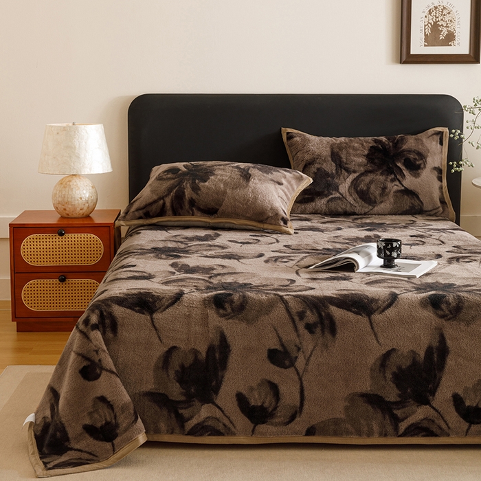 91家纺网 家纺一手货源 找家纺 悦然毛巾被 2025新款复合毯休闲兔毛绒提花印花工艺盖毯 墨花卧语