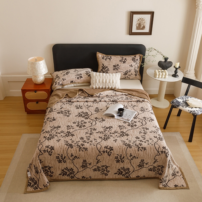 91家纺网 家纺一手货源 找家纺 悦然毛巾被 2025新款复合毯休闲兔毛绒提花印花工艺盖毯 花藤织梦