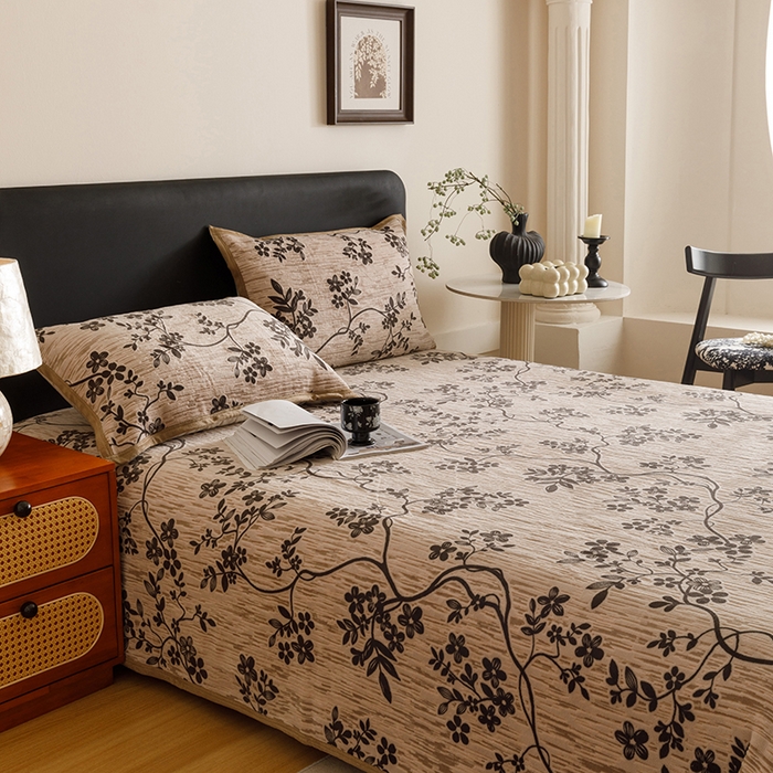 91家纺网 家纺一手货源 找家纺 悦然毛巾被 2025新款复合毯休闲兔毛绒提花印花工艺盖毯 花藤织梦