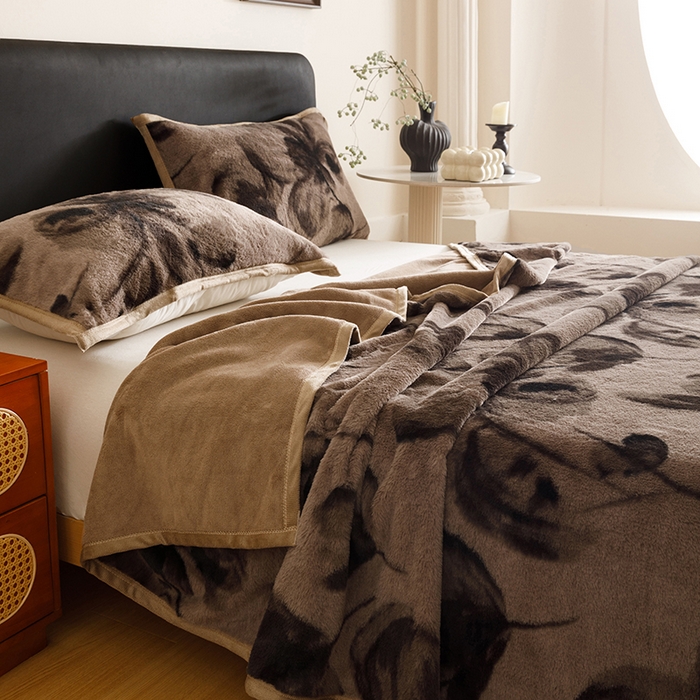 91家纺网 家纺一手货源 找家纺 悦然毛巾被 2025新款复合毯休闲兔毛绒提花印花工艺盖毯 墨花卧语