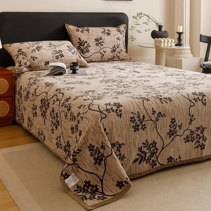 91家纺网 家纺一手货源 找家纺 悦然毛巾被 2025新款复合毯休闲兔毛绒提花印花工艺盖毯 花藤织梦