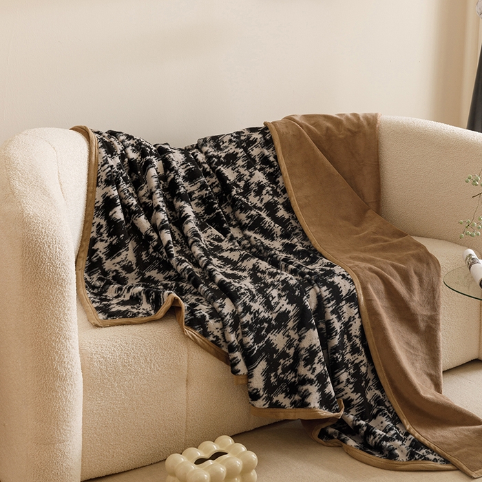 91家纺网 家纺一手货源 找家纺 悦然毛巾被 2025新款复合毯休闲兔毛绒提花印花工艺盖毯 墨影澜